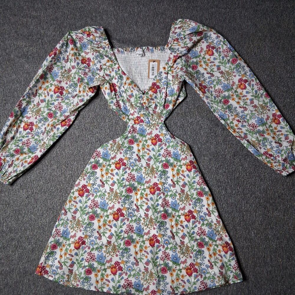 Vestique Floral Mini Dress NWT Size S Long Puff Sleeve Cut Out Smocked Отправлен